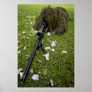 Soldat übt Scharfschützetaktiken Poster