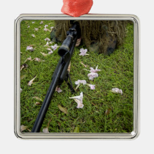 Soldat übt Scharfschützetaktiken Silbernes Ornament