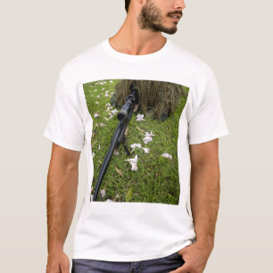 Soldat übt Scharfschützetaktiken T-Shirt