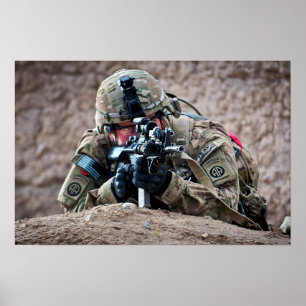 Soldat zieht Sicherheit in Afghanistan ein Poster
