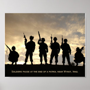 Soldaten auf Patrouillen-Silhouette gegen den Poster