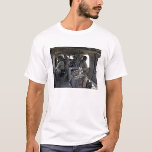 Soldaten beobachten Gefahren T-Shirt