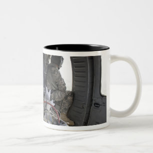 Soldaten beobachten Gefahren Zweifarbige Tasse