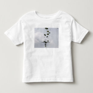 Soldaten der Armee springen aus einem C-17-Globema Kleinkind T-shirt