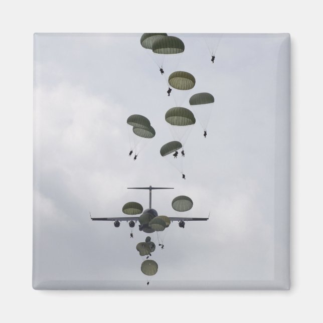 Soldaten der Armee springen aus einem C-17-Globema Magnet (Vorne)