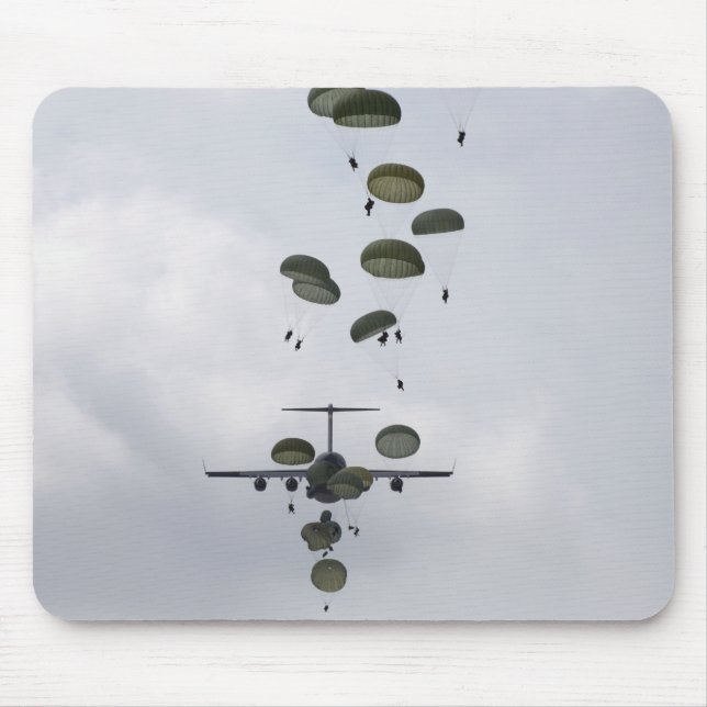 Soldaten der Armee springen aus einem C-17-Globema Mousepad (Vorne)