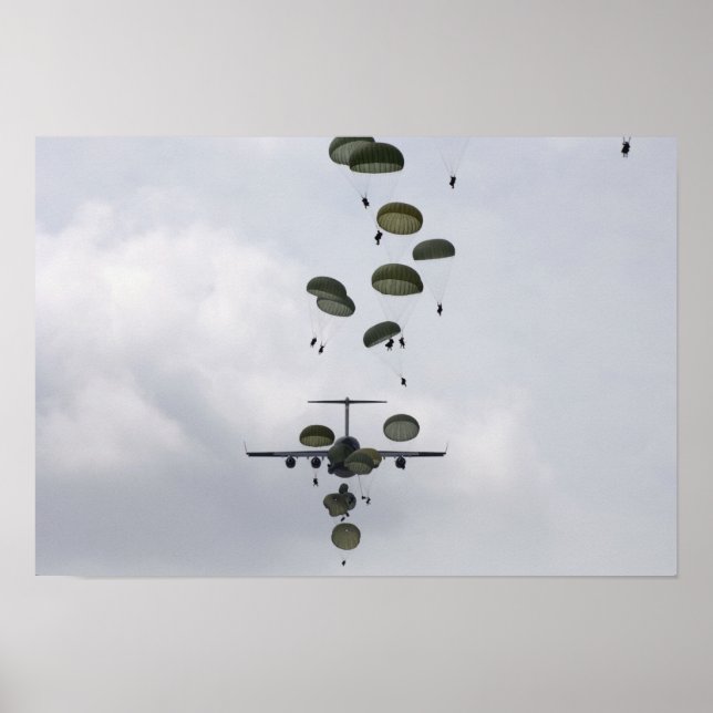 Soldaten der Armee springen aus einem C-17-Globema Poster (Vorne)