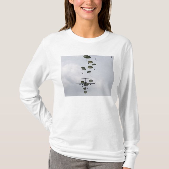 Soldaten der Armee springen aus einem C-17-Globema T-Shirt (Vorderseite)