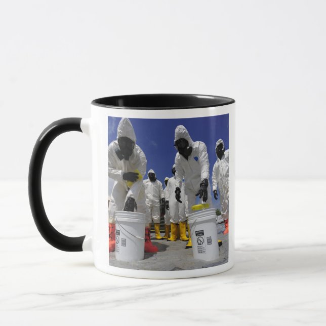 Soldaten des 457. Chemiebattalions Tasse (Links)