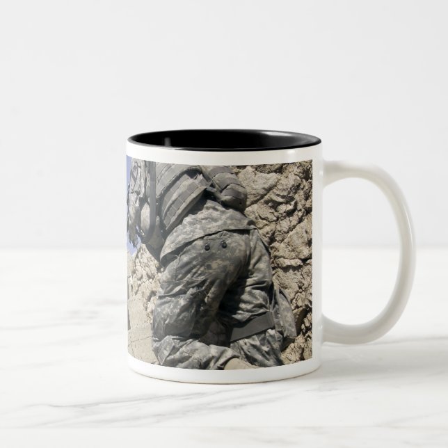 Soldaten, die die Treppe eines Gebäude hinauflaufe Zweifarbige Tasse (Rechts)