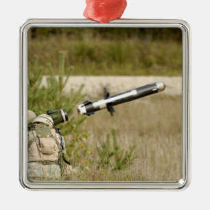 Soldaten, die einen Speer FGM-148 abfeuern Ornament Aus Metall
