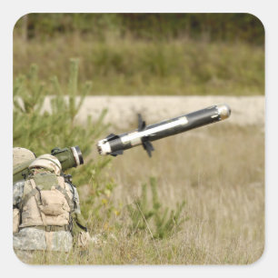 Soldaten, die einen Speer FGM-148 abfeuern Quadratischer Aufkleber