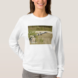 Soldaten, die einen Speer FGM-148 abfeuern T-Shirt