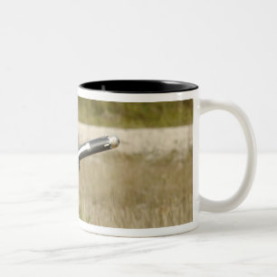 Soldaten, die einen Speer FGM-148 abfeuern Zweifarbige Tasse