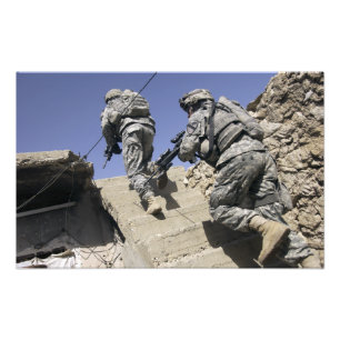 Soldaten, die oben Treppenhaus eines Gebäude Fotodruck
