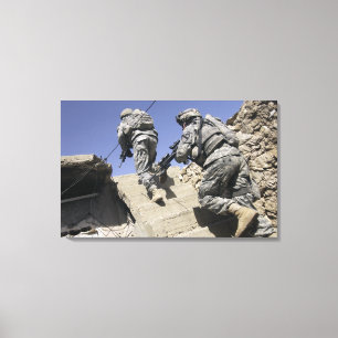 Soldaten, die oben Treppenhaus eines Gebäude Leinwanddruck