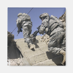 Soldaten, die oben Treppenhaus eines Gebäude Magnet
