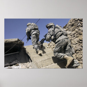 Soldaten, die oben Treppenhaus eines Gebäude Poster