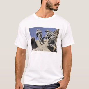 Soldaten, die oben Treppenhaus eines Gebäude T-Shirt