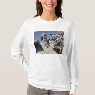 Soldaten, die oben Treppenhaus eines Gebäude T-Shirt
