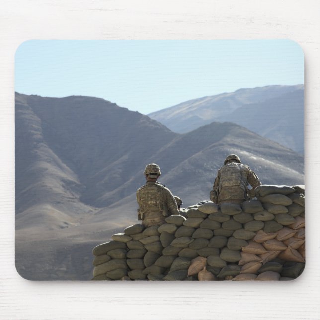 Soldaten führen Kommunikationsausrüstung ein Mousepad (Vorne)