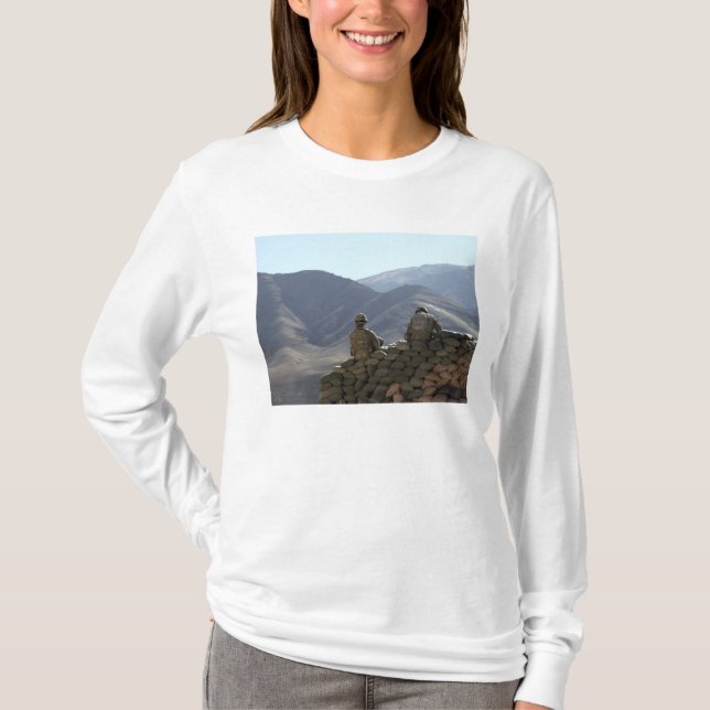 Soldaten führen Kommunikationsausrüstung ein T-Shirt (Vorderseite)