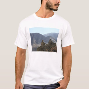Soldaten führen Kommunikationsausrüstung ein T-Shirt