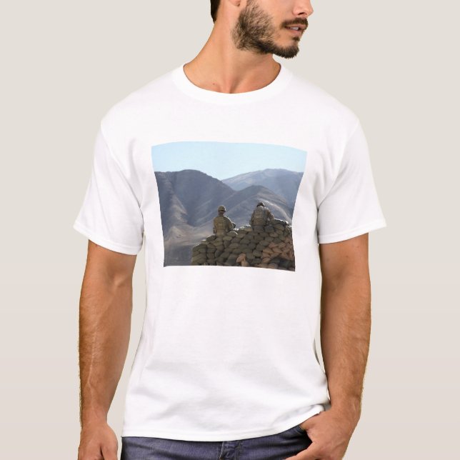 Soldaten führen Kommunikationsausrüstung ein T-Shirt (Vorderseite)