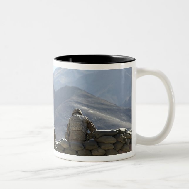 Soldaten führen Kommunikationsausrüstung ein Zweifarbige Tasse (Rechts)