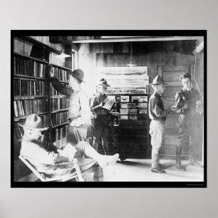 Soldaten in der Bibliothek 1912 Poster