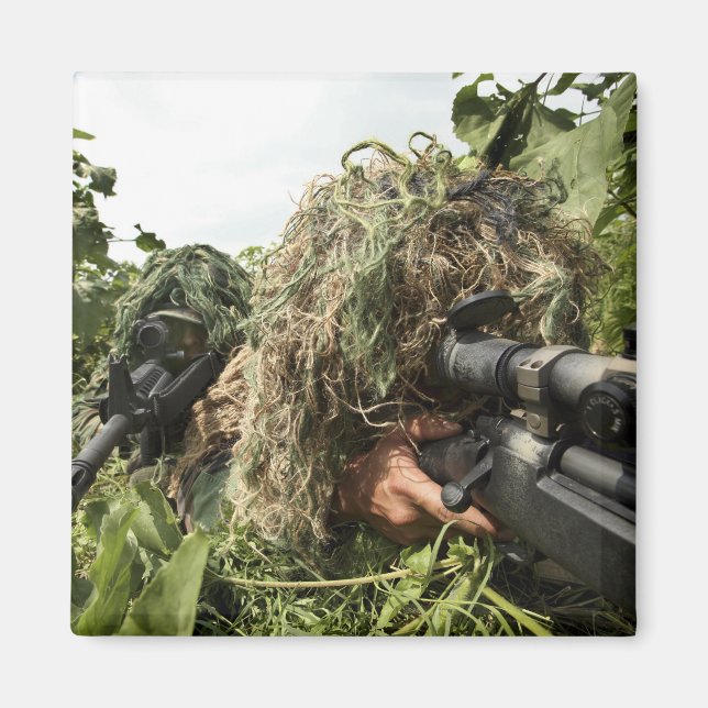 Soldaten in Gigillie-Anzügen Magnet (Vorne)