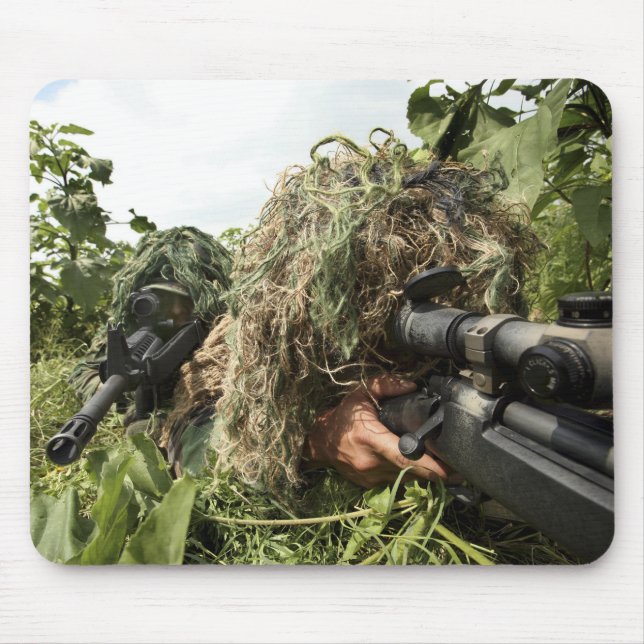 Soldaten in Gigillie-Anzügen Mousepad (Vorne)
