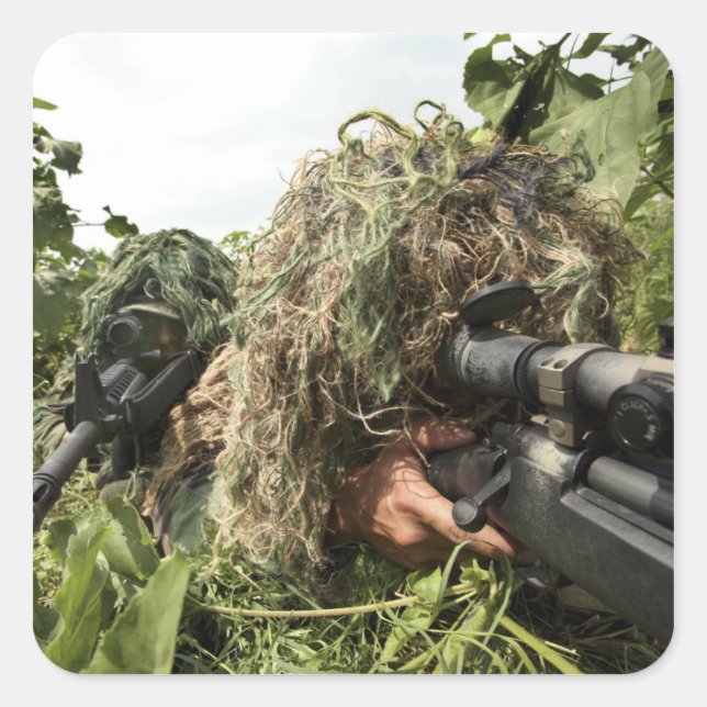 Soldaten in Gigillie-Anzügen Quadratischer Aufkleber (Vorderseite)