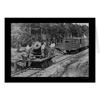 Soldaten mit einer Cannon auf einem Eisenbahnwagen