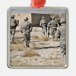 Soldaten reagieren auf einen Handfeuerwaffeangriff Silbernes Ornament