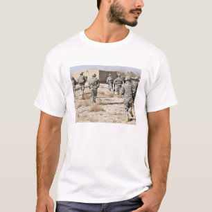 Soldaten reagieren auf einen Handfeuerwaffeangriff T-Shirt