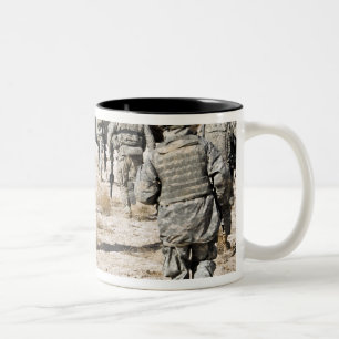 Soldaten reagieren auf einen Handfeuerwaffeangriff Zweifarbige Tasse