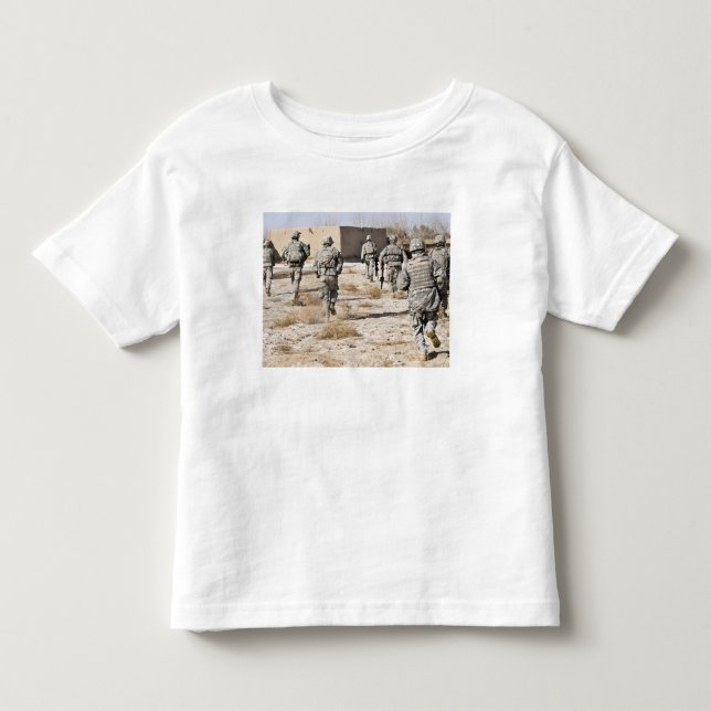 Soldaten reagieren auf einen Kleinwaffenangriff Kleinkind T-shirt (Vorderseite)