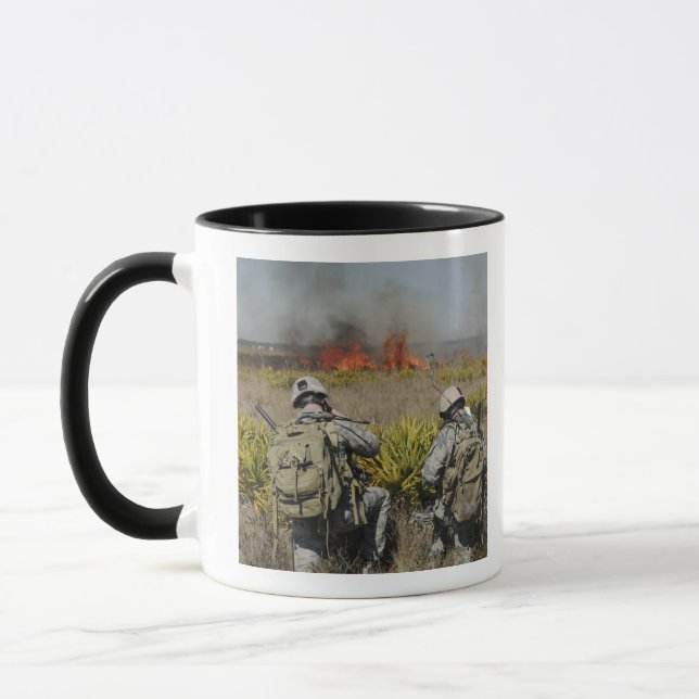 Soldaten rufen Informationen an Tasse (Links)