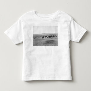 Soldaten überblicken ein entferntes Lakota Lager Kleinkind T-shirt