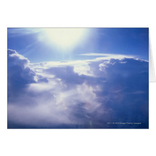 Soleil brillant à travers les nuages