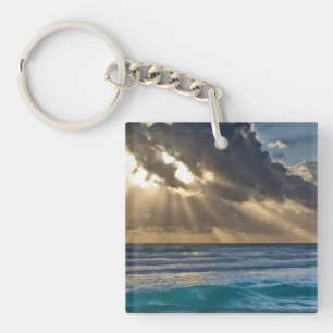 Soleil Traversant Les Nuages Au-Dessus De La Mer