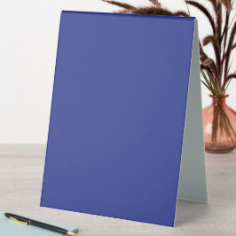 Solide tiefblaue Kulisse | Kühnes minimalistisches Tischaufsteller