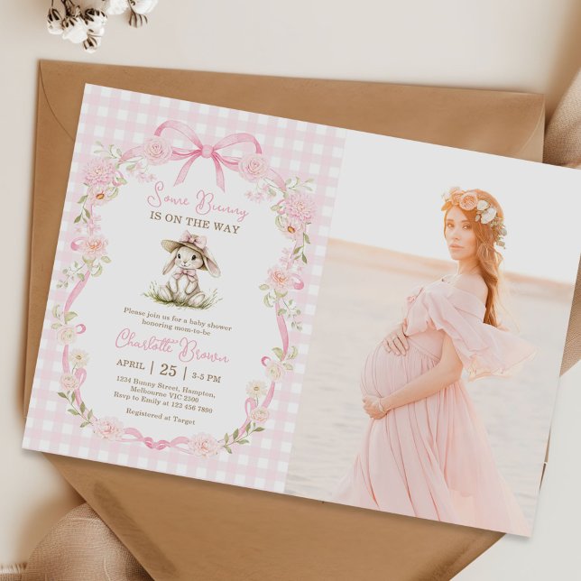 Some Bunny Pink Bow Gingham Baby Shower Foto Einladung (Von Creator hochgeladen)
