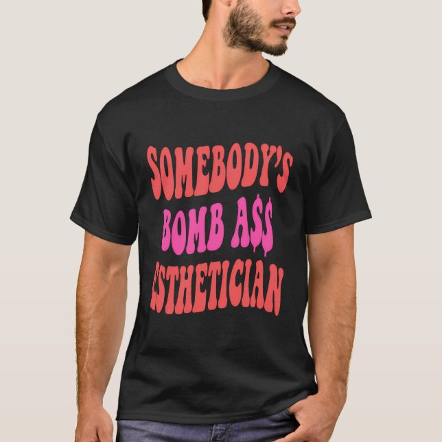 Somebodyâ€™S Bombass Esthetiker Funny Esthetician T-Shirt (Vorderseite)