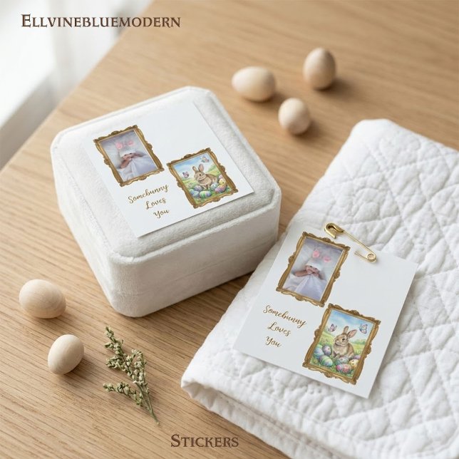 Somebunny Loves You Photo Frame Easter Quadratischer Aufkleber (Custom "Somebunny Loves You" seal: the perfect sentimental touch for family gifts and favors.)
