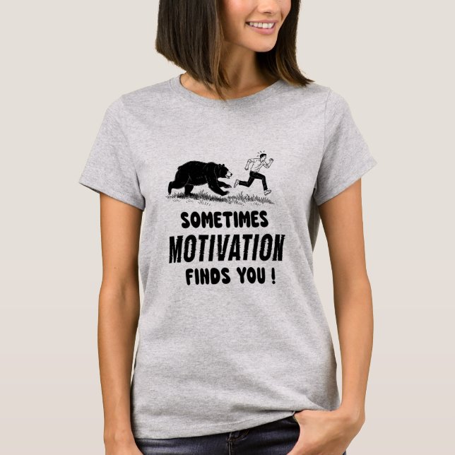 Sometimes Motivation Finds You Inspirational Quote T-Shirt (Vorderseite)