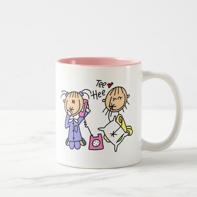 Sommeil au-dessus des filles sur la tasse de (Droit)