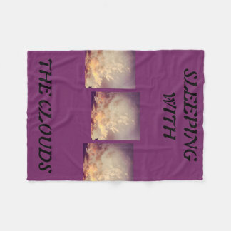 SOMMEIL AVEC LA COUVERTURE D'OUATINE DE NUAGES