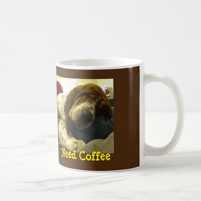 Sommeil Basset Hound sur la tasse "de café du (Droite)